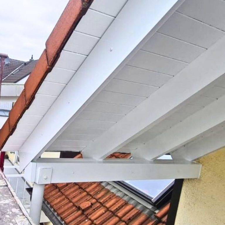 Dachsparren und Balkenköpfe in weiß aus beschichtetem Blech